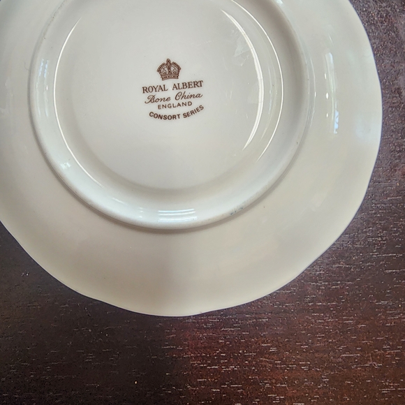 Royal Albert Cream Bone China Plate with Brown Crown Backstamp - Picture 5 of 6